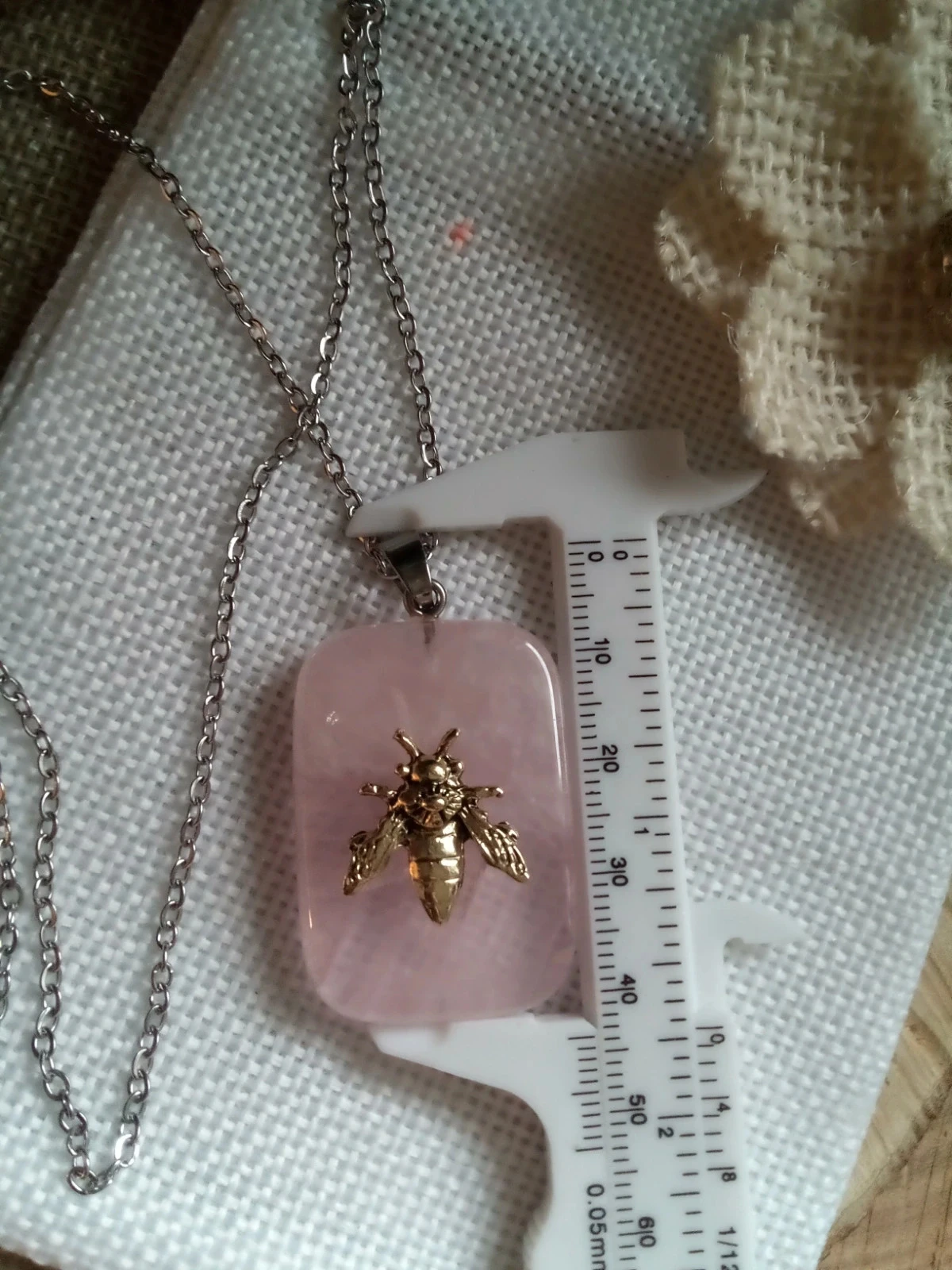 Collier pierre de quartz rose avec abeille – photo 3